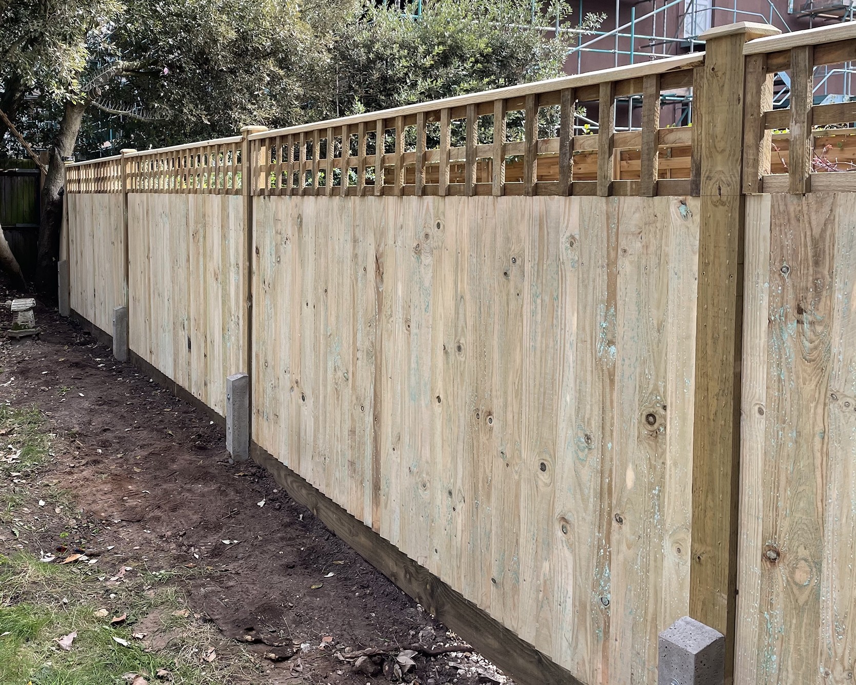 Concrete outlet fence spur