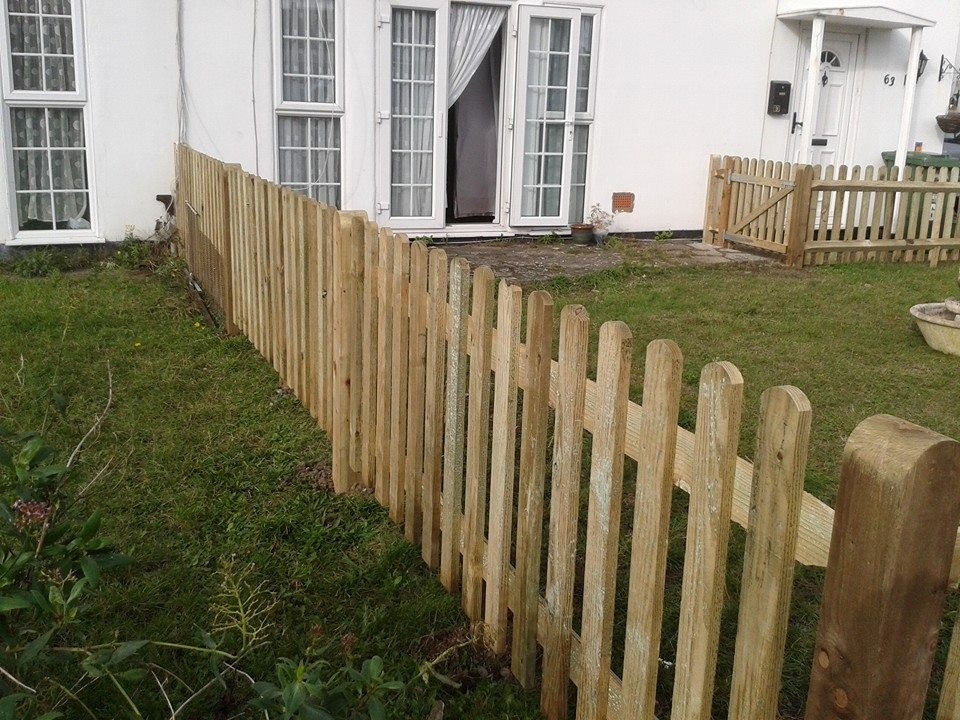 Sawn palisade pickets In Round or Pointed top