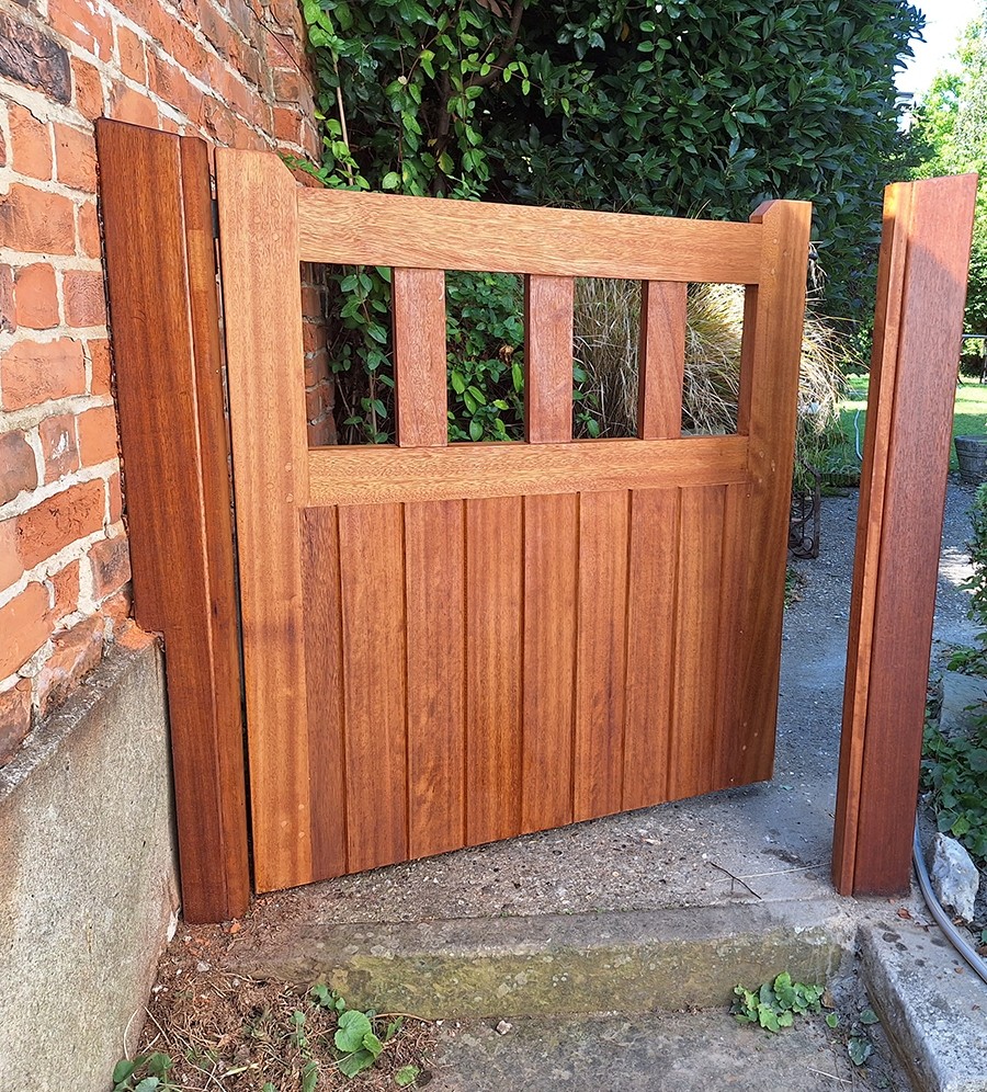 Hardwood lodge gate
