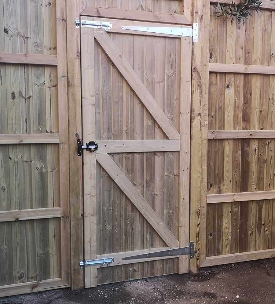 Tongue and groove gate 1000